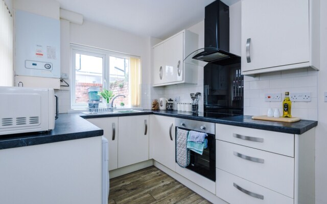 Convenient 2 Bedroom Home With Parking