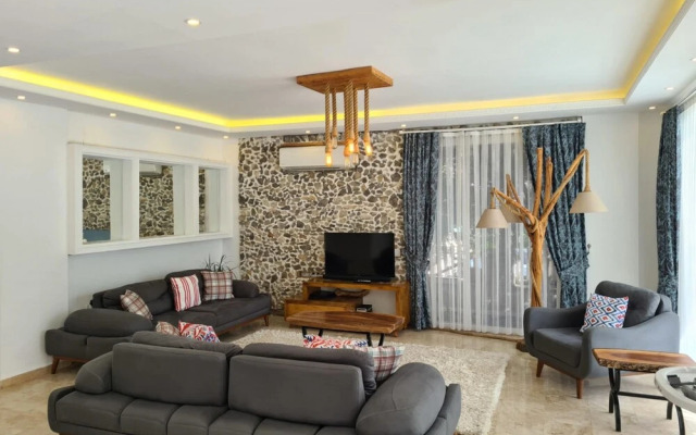 Villa With Jacuzzi Pool and Backyard in Kalkan