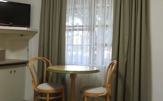 Ten Dollar Town Motel