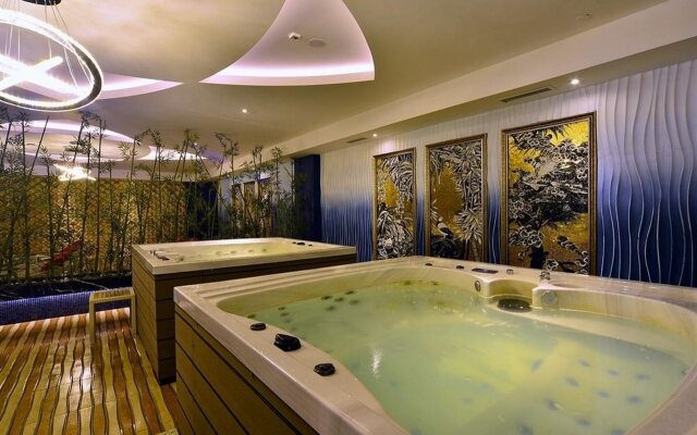 Azura Deluxe Resort & Spa