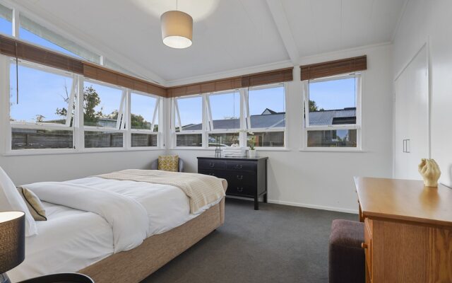 Gorgeous Family Home-Fully Fenced & Toys