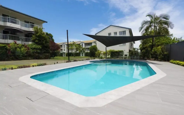 Cosy Central Burleigh Getaway