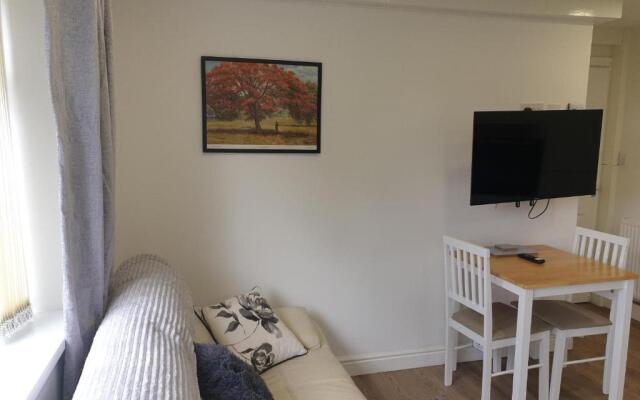 Modern 1 bed Apartment, 10 Mins to Leeds City Cent