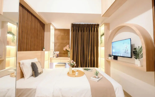 Minimalist Warm Wood Studio At Tokyo Riverside Pik 2 Apartment – Guest Rooms – Jakarta
