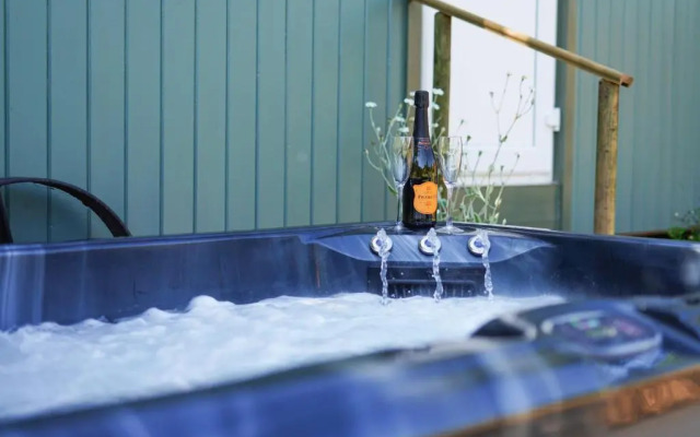 The Laburnum Retreat Shepherd Hut private hot Tub