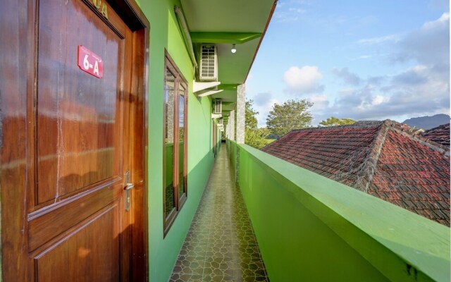 OYO 92896 Hotel Sahabat Syariah Near Plasa Telkom Bawean