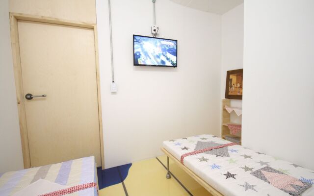 Time Travelers Party Hostel In Hongdae - Foreigners Only