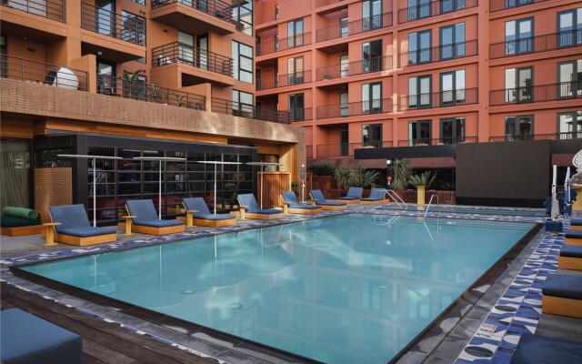 Gorgeous Hollywood Living