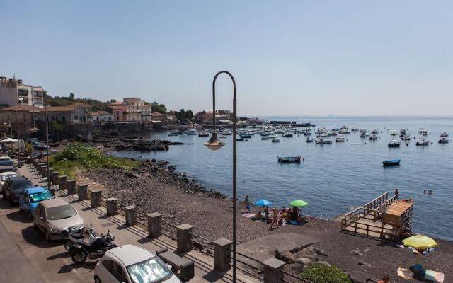 Un Tuffo Nella Baia Di Capomulini