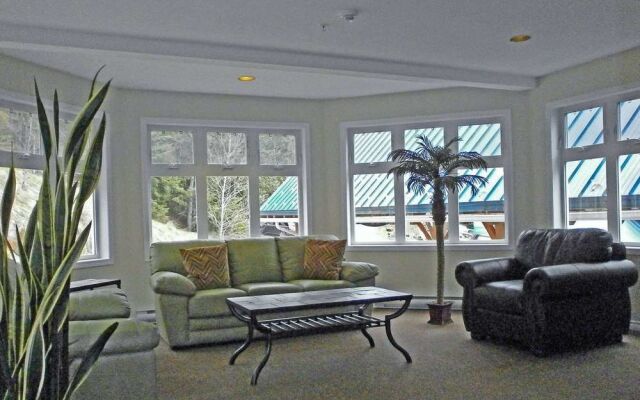 Kaslo Bay Condominium