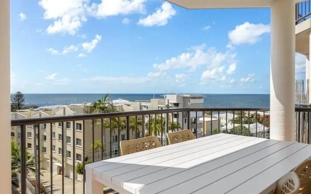 Bright 2-bed Apartment With Stunning Ocean Views