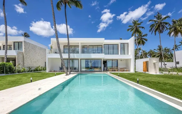 6BR Oceanfront Bliss With Private Chef and Pool