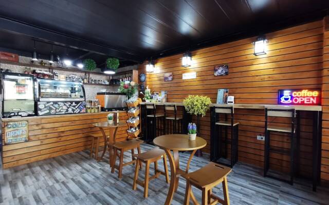 OYO Flight Hut Hotel