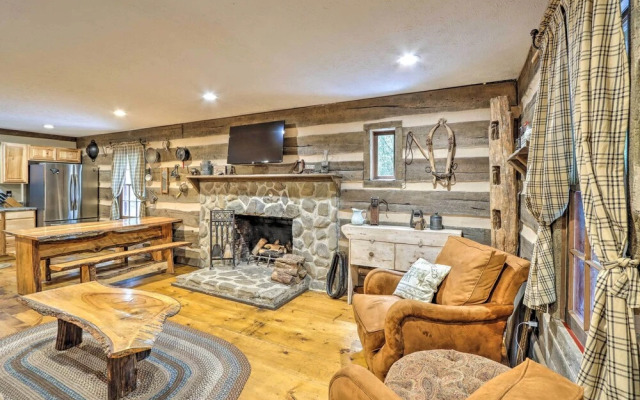 Cozy Creekside Mountain Escape w/ Hot Tub!