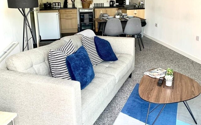Large Apartment With Balcony Free Parking & Fast Wifi