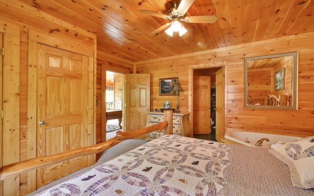 Spacious Cubby Bear Cabin with Private Hot Tub by Redawning