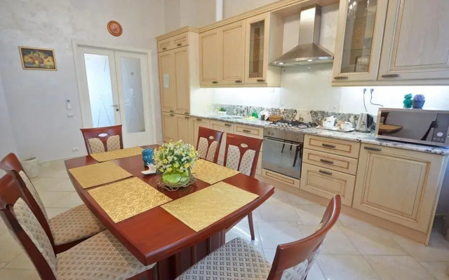 Apartment Longo On Furshtatskaya