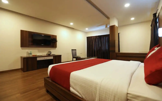 OYO 15909 The Traders Hotel