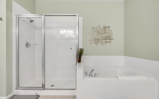 Vero`s Gem Deluxe 3 Bedroom Condo by RedAwning