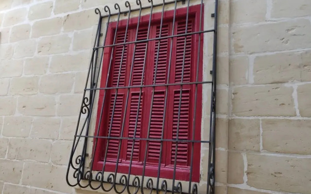 "Romantic Small Townhouse In The Three Cities"