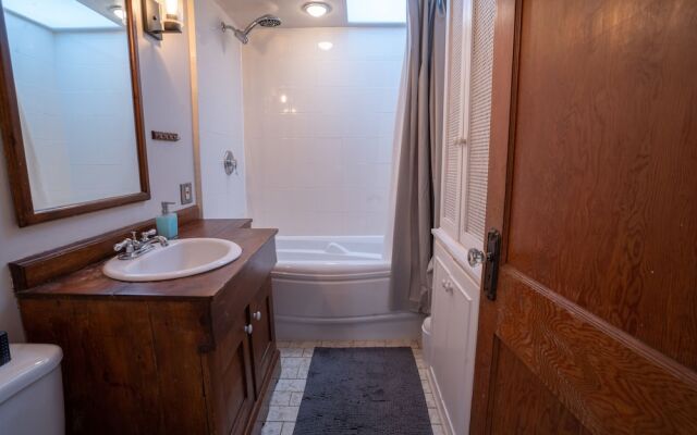 Stunning 2 Bedroom Apt! 3mins Walk From CDN Metro