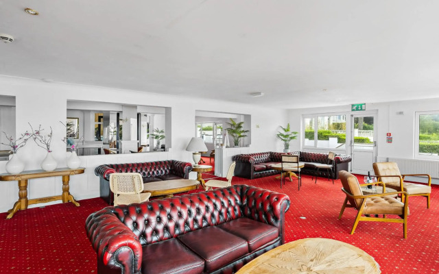Waters Edge Hotel