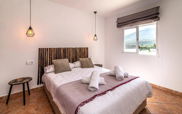 PALM TREE VILLA - 5BDR Paradise Pool / Chill Out Beds