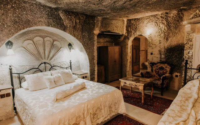 Holiday Cave Hotel