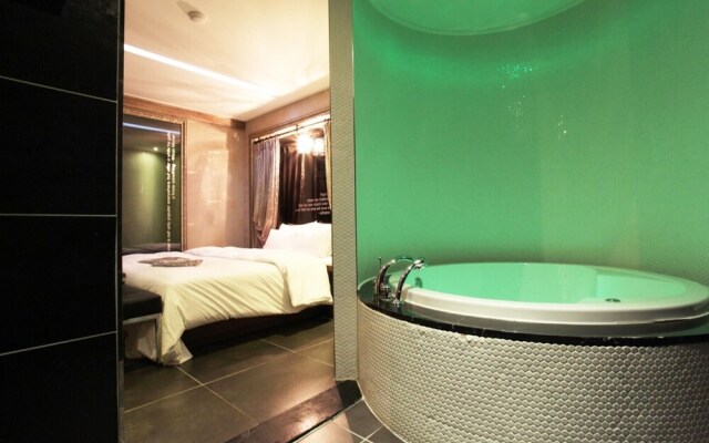 IMT 1 Hotel Wolgot