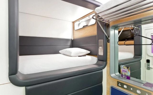 YOTELAIR Amsterdam Schiphol - Transit Hotel