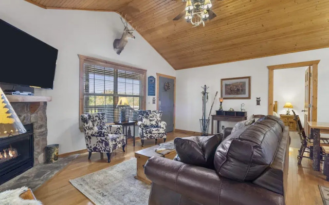 Grey Moose Lodge w/ Amenities Access!