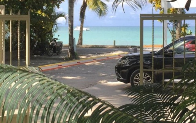 Caribbean Living Beach Club & Hostel