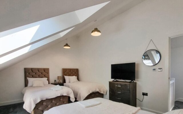 Lovely Modernist 4 Bed House