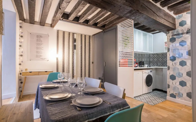 Chic Apartment With Patio - 2br/6p - Le Marais