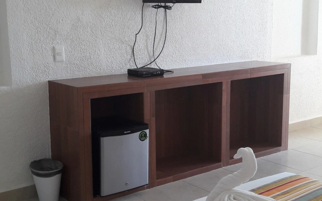 Pelicano Inn Playa del Carmen - Beachfront Hotel