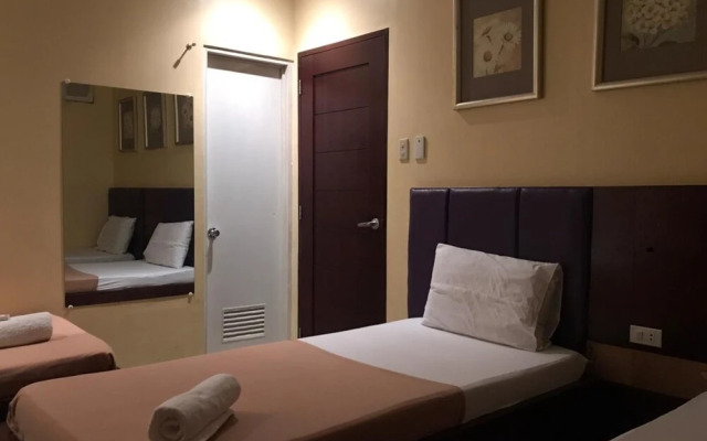 762 Laurien Hotel