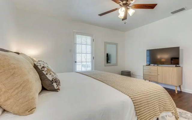 Family-friendly Home: 6 Mi to Downtown Mobile!