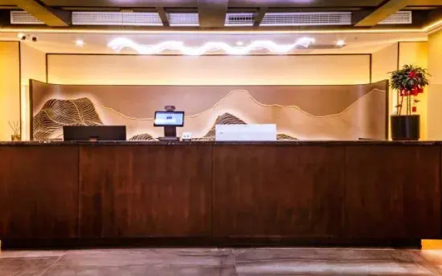 Luxiaolu PLUS Hotel (Xinxiang University Town)