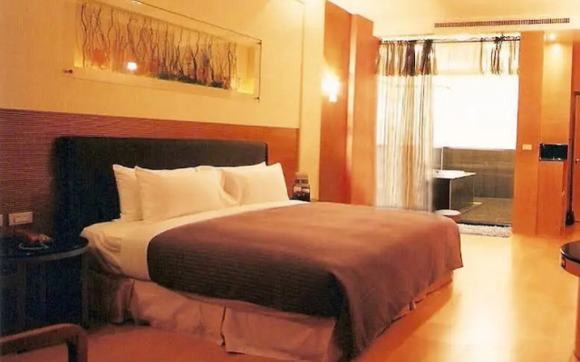 Royal Group Motel Chien Kuo Branch