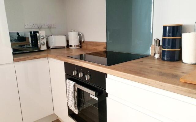 Beautiful Modern Studio Town Centre Close to Beach