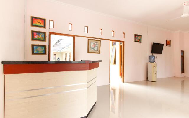 RedDoorz near Balekambang City Park