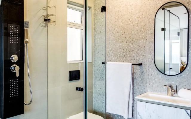 Unwind at Contemporary Alanda Apartment