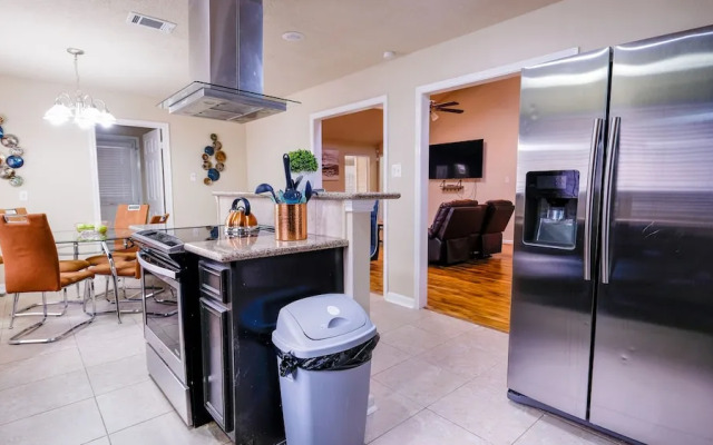 3Bdrm 2.5Bath 6Beds - Pool House