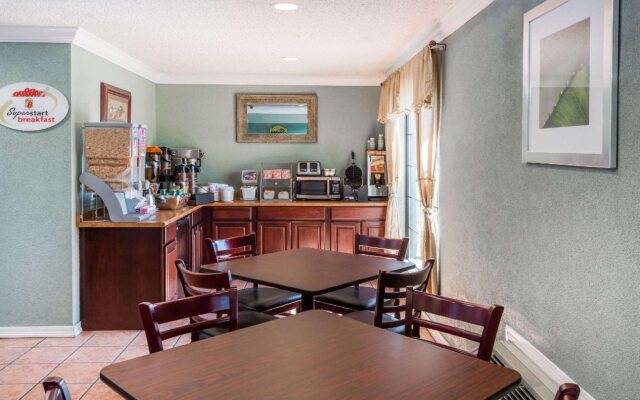 Super 8 by Wyndham Kinder LA