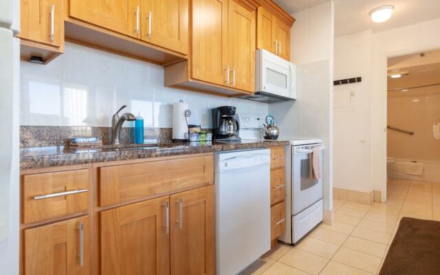 Waikiki Banyan - Pool View Tower 1 Suite 1501