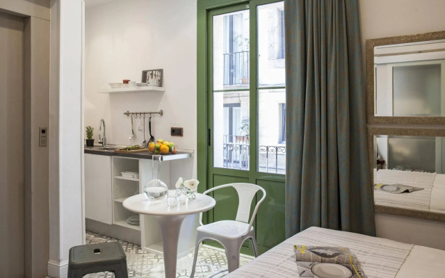 Ainb Born-damas Apartments