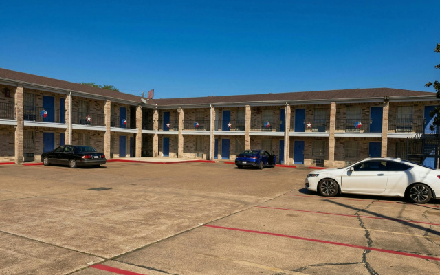 Golden Motel Near Houston Medical Center