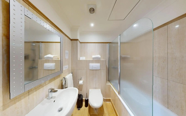 Hotel 82 London