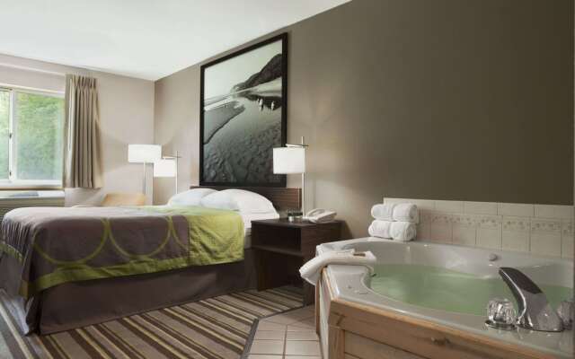 Super 8 by Wyndham Manistee