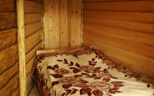Heshkili huts Svaneti